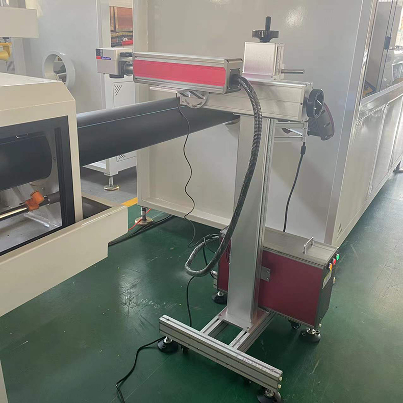 張（zhāng）家港市管材設備廠家 塑料管材型材PVCPEPPR20-30-50W激光噴碼機 打碼（mǎ）機 油墨（mò）噴碼機設備